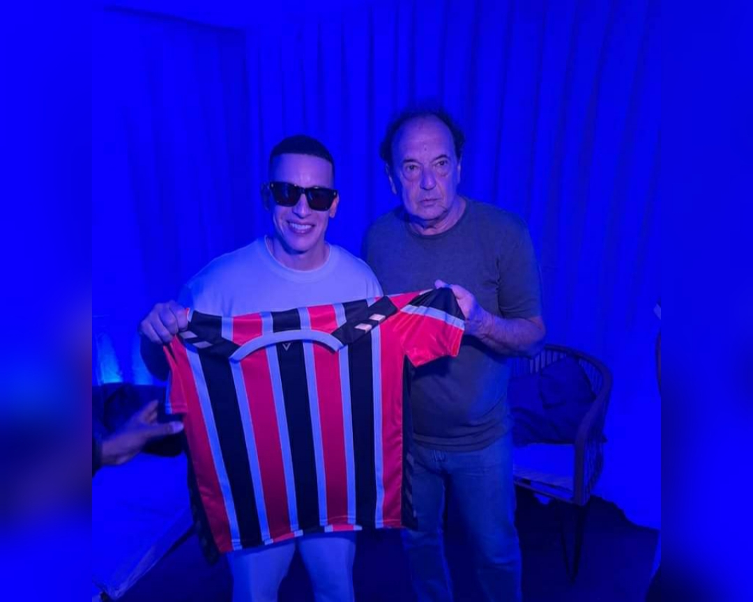 Daddy Yankee con la de Chacarita Juniors 